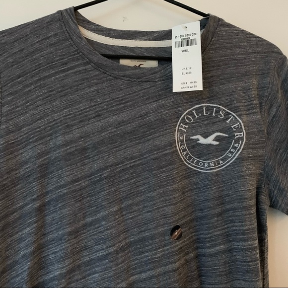 FREE WITH PURCHASE 🖤 NWT Hollister Grey Crew Neck T-Shirt - Picture 2 of 4